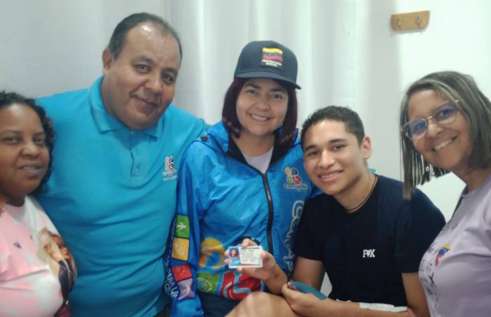 CONAPDIS Entrega Certificado de Discapacidad a Joven en Miranda